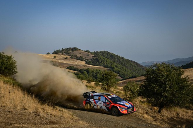 Belgijec Thierry Neuville vodi na reliju Akropolis. FOTO: Aris Messinis/AFP