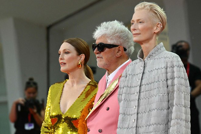 Z leve: Julianne Moore, Pedro Almodovar in Tilda Swinton. FOTO: Alberto Pizzoli/AFP