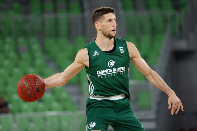 Košarkarji Cedevite Olimpije (na fotografiji) Aleksej NIkolić so na turnirju v Ljubljani klonili tudi v tekmi za tretje mesto. FOTO: Cedevita Olimpija