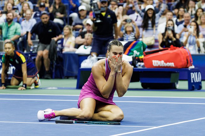 Sabalenka se je po zadnji točki zgrudila na tla od olajšanja. FOTO: Mike Frey/Reuters