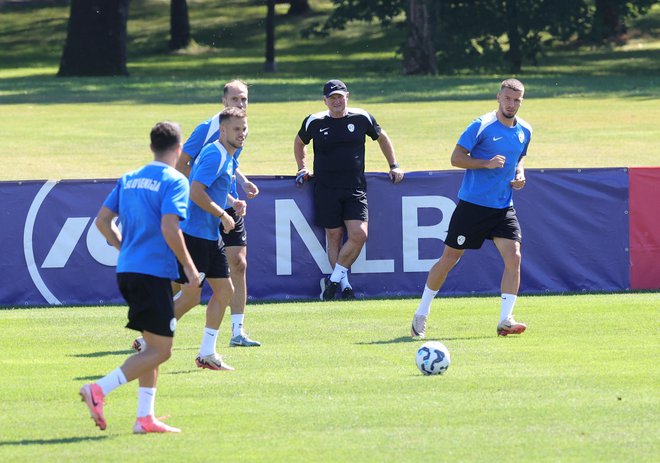 Tudi Tomi Horvat, Jon Gorenc Stanković in Jan Mlakar so poskušali med treningom narediti čim več pred očmi selektorja Matjaža Keka. FOTO: Dejan Javornik