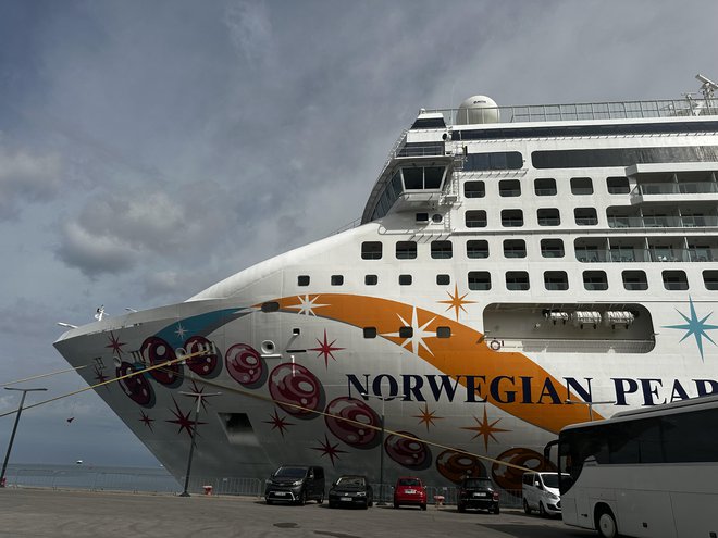 Norwegian Pearl, tisoča potniška ladja, ki je priplula v Koper. FOTO: Nataša Čepar/Delo