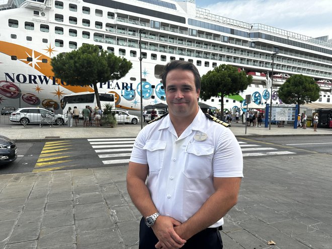 Vicente Amicone, kapitan Norwegian Pearl, tisoče potniške ladje, ki je priplula v Koper. FOTO: Nataša Čepar/Delo