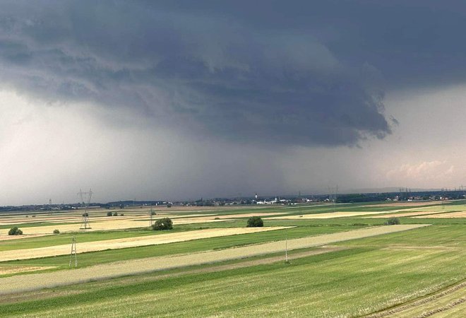 Popoldan in zvečer, najkasneje pa v ponedeljek bodo neurja zajela celotno državo. FOTO: Neurje.si/Facebook Foto Neurje.si/facebook