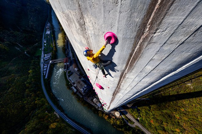 Na vrh najvišjega dimnika v Evropi so se imeli priložnost povzpeti le redki, med njimi tudi naša športna plezalca Janja Garnbret in Domen Škofic. FOTO: Jakob Schweighofer/Red Bull