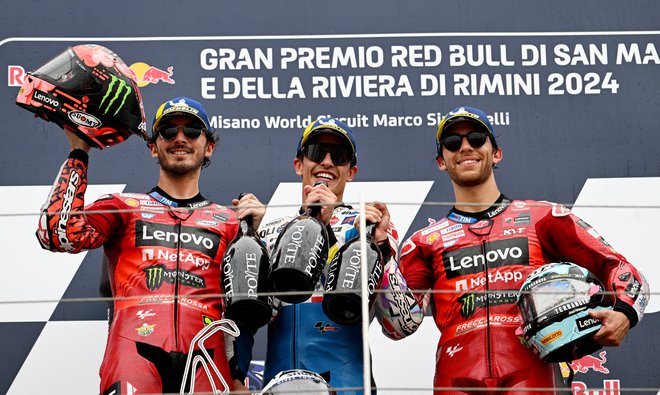 Marcu Marquezu sta družbo na odru za najboljše delala Italijana Francesco Bagnaia in Enea Bastianini. FOTO: Massimo Pinca/Reuters