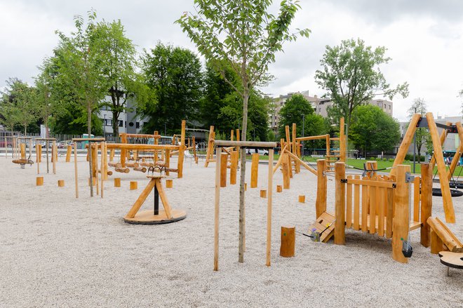 Slavnostno so odprli največji in osrednji park v mestu, čeprav zanj ni bilo še izdano uporabno dovoljenje, saj zaradi zasnove parka ni mogoče preprečiti vstopa vanj. FOTO: Mediaspeed.