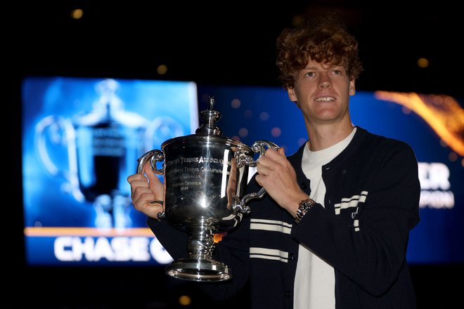 Jannik Sinner je z drugim letošnjim naslovom na velikih slamih ušel tekmecem na lestvici ATP. FOTO: Matthew Stockman/Getty Images Via AFP