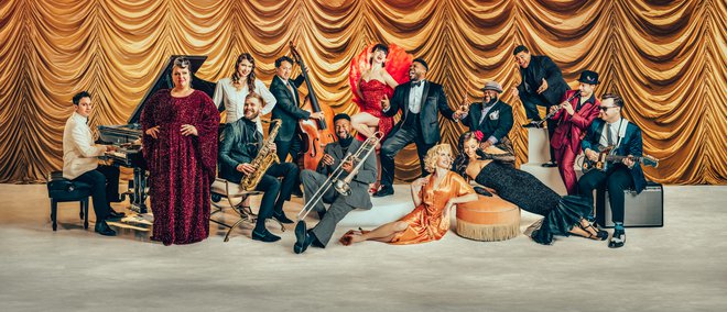 Scott Bradlee, skrajno levo za klavirjem, in njegovi razigrani Postmodern Jukebox. Foto promocijsko gradivo