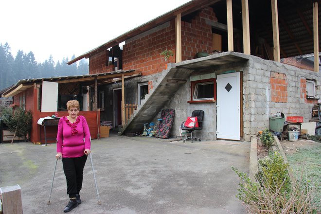 Marjanca Hudorovac pred leti pred hišo, ki je zdaj ni več. FOTO: Tanja Jakše Gazvoda