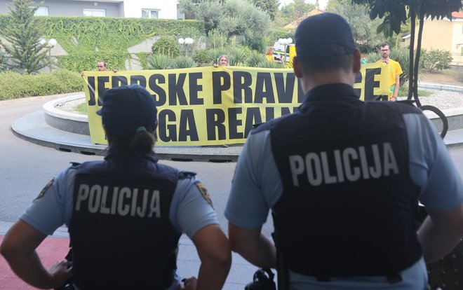 Intervencijo so si ogledali tudi policisti. FOTO: Blaž Samec/Delo