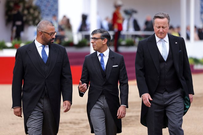 Eden od kandidatov za novega voditelja torijcev je tudi James Cleverly, nekdanji notranji minister, na fotografiji skupaj z nekdanjima premieroma Rishijem Sunakom in Davidom Cameronom. FOTO: Kevin Coombs/Reuters