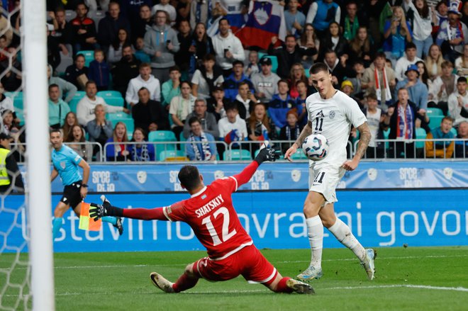 Benjamin Šeško je bil sinoči neustavljiv. Napadalec Leipziga je velemojstrsko končal akcijo za svoj prvi gol v Stožicah. FOTO: Leon Vidic