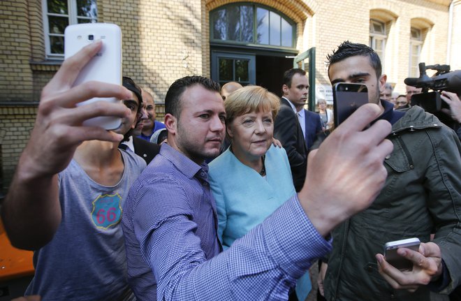 Kanclerka Angela Merkel se je tako fotografirala z begunci iz Sirije in Iraka septembra 2015. Danes 77 odstotkov Nemcev pričakuje obrat v migracijski politiki, v njeni stranki pa zahtevajo zaprtje meja. FOTO: Fabrizio Bensch/REUTERS