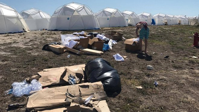 Fyre Festival je obljubljal hedonistični vikend v luksuznih namestitvah, obiskovalce so pričakali šotori, ki so ostali po katastrofalnem orkanu v ZDA. FOTO: Splash