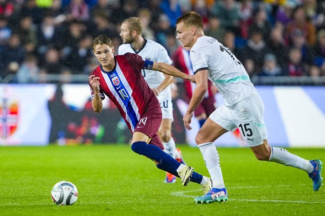 Poškodba gležnja kapetana Martin Ødegaarda (levo) je izbrisala nasmeh z obraza selektorja Norveške Staleja Solbakkna. FOTO: Terje Pedersen/AFP