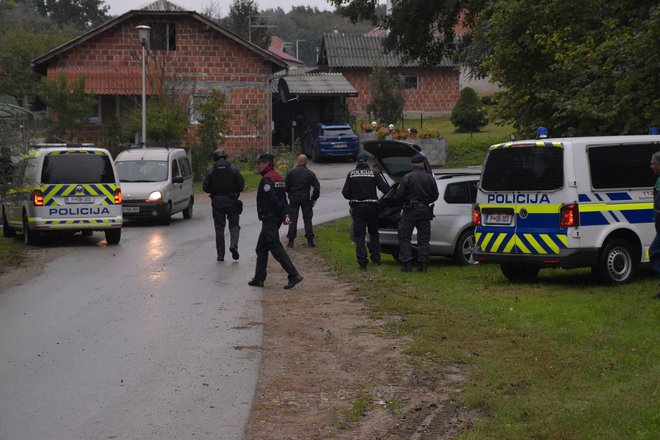 Policija zanika pisanje, da so se pred kratkim policisti v Kočevju zaklenili na policijsko postajo, potem ko so se tja zatekle osebe, na katere so domnevno streljali Romi.