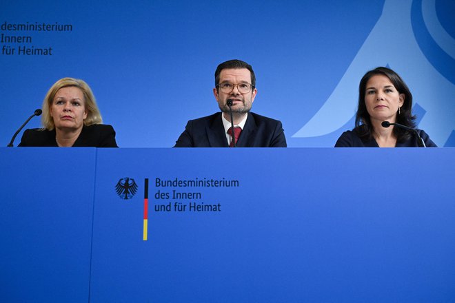 Ministrica za notranje zadeve Nancy Faeser, minister za pravosodje Marco Buschmann in zunanja ministrica Annalena Baerbock so pojasnjevali, zakaj Nemčija uvaja nadzor na mejah in kako bodo zmanjšali število nezakonitih migracij. FOTO: Annegret Hilse/REUTERS