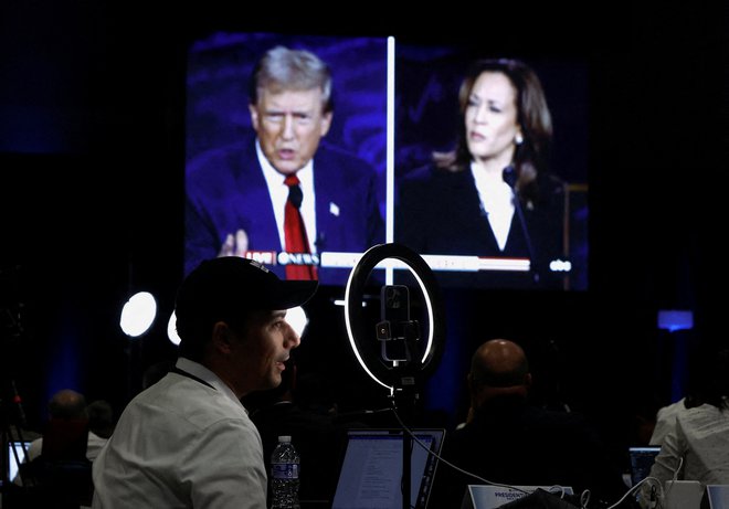 Prejšnji republikanski predsednik Donald Trump in demokratska podpredsednica Kamala Harris med televizijskim soočenjem v Filadelfiji. FOTO: Evelyn Hockstein/Reuters