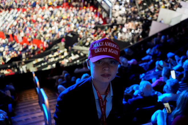 Trumpova predvolilna zborovanja potekajo pod geslom Naredimo Ameriko spet veliko FOTO: Cheney Orr/Reuters