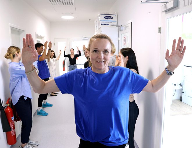 Najuspešnejša slovenska smučarska tekačica Petra Majdič na obisku pri Novartisu, kjer je zaposlene spodbudila k telesni aktivnosti z razgibalnimi vajami. FOTO: Barbara Zajc