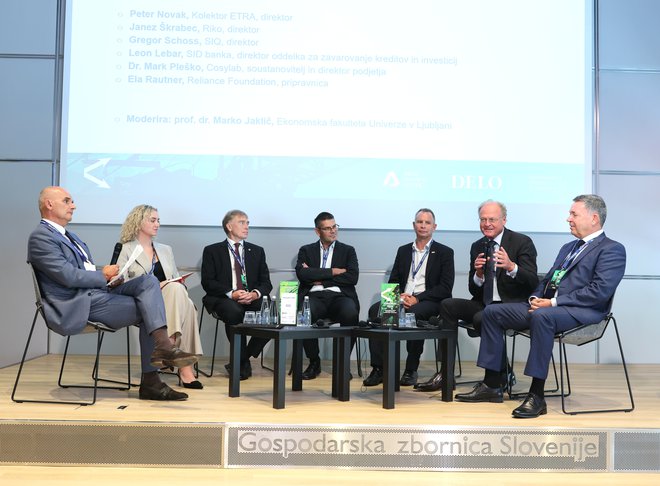 Delova konferenca Izvozniki 2024. Od leve proti desni sedijo: Marko Jaklič, Ela Rautner, Mark Pleško, Leon Lebar, Gregor Schoss, Janez Škrabec in Peter Novak. FOTO: Blaž Samec/Delo