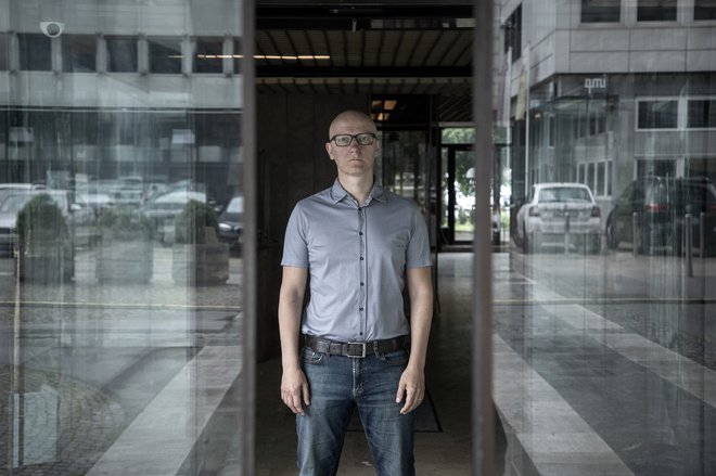 Filozof Gregor Moder je skupaj z Blažem Kavškom zasnoval program mednarodne konference o vojni in gledališču. FOTO: Voranc Vogel