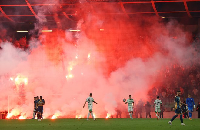 Navijači Rijeke so povzročili incident, zajetno denarno kazen pa je dobila tudi Olimpija.FOTO: Jože Suhadolnik/Delo