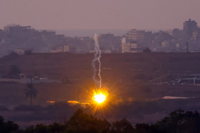 Eksplozija v Gazi 11. septembra 2024, vidna iz Izraela FOTO: Amir Cohen/Reuters