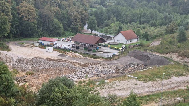 Veliki kupi nelegalno odloženega materiala jezijo Žužemberčane.

FOTO: Bojan Rajšek/Delo