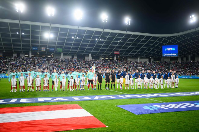 Zelenica v Stožicah je bila zaradi reprezentančnih tekem in pestrega poletja v slabem stanju. FOTO: Jure Makovec/AFP