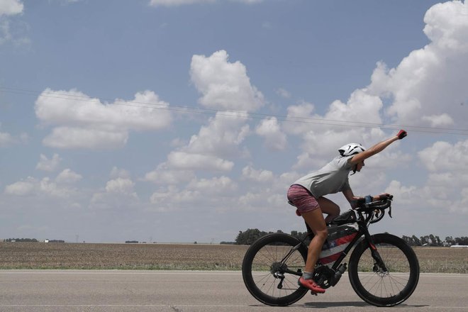 Lael Wilcox je s pomočjo partnerice na socialnih omrežjih dokumentirala svojo pot in doživetja. FOTO: Reuters