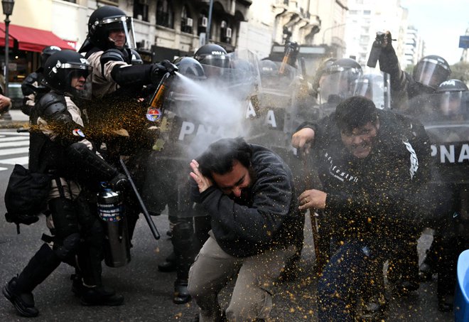 Policija je proti protestnikom uporabila solzivec pred nacionalnim kongresom v Buenos Airesu. Argentinska poslanska zbornica je včeraj razpravljala o tem, ali naj prekliče veto predsednika Javierja Mileja na zakon o zvišanju pokojnin. Foto: Luis Robayo/Afp