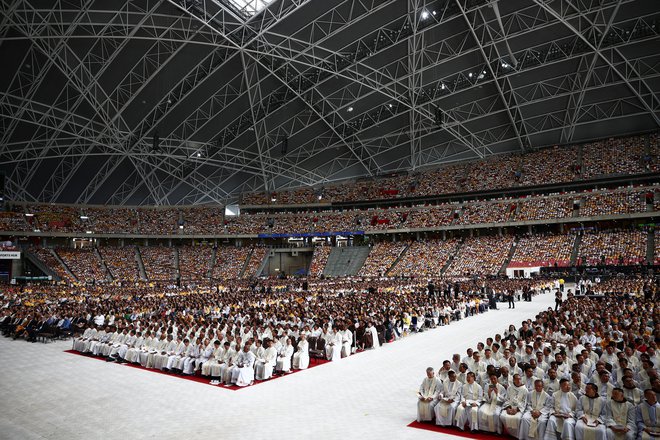 Papež je na nacionalnem stadionu v Singapurju ob koncu svoje dolge turneje daroval mašo za 50.000 vernikov. FOTO: Guglielmo Mangiapane/Reuters