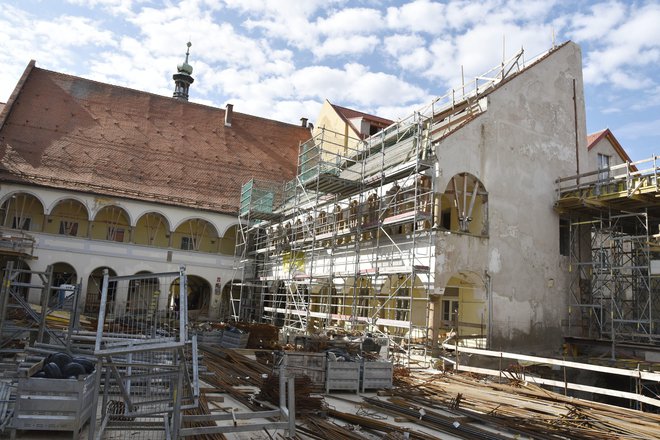 Po besedah vodje projekta Nine Žlebnik Težak je bilo varovanje gradbene jame eno najzahtevnejših v Sloveniji. FOTO: Peter Rak