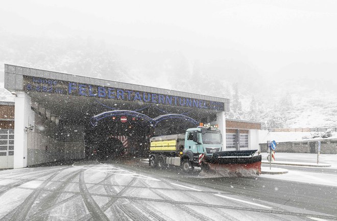 Sneg je pobelil nekatere avstrijske avtoceste. Na fotografiji cesta skozi tunel Felbertauern. FOTO: Johann Groder/Afp