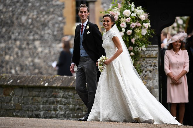 Sarah Burton, ki je za poroko Kate Middleton oblekla tudi njeno sestro Pippo Middleton, je šest let pozneje tudi tej oblikovala poročno obleko. FOTO: Pool Reuters