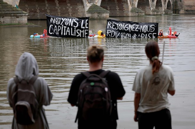 Za neoliberalni kapitalizem danes pogosto slišimo, da kalkulira, manipulira, nas zavaja, izkorišča in podobno, natanko tako kot kakšen posameznik. FOTO: Valentine Chapuis/AFP