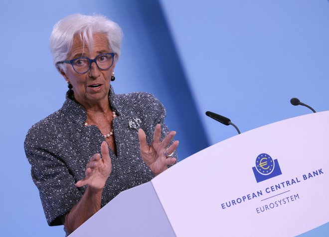 Christine Lagarde, predsednica ECB, je minuli teden povedala tudi, da so se znižala tudi pričakovanja o gospodarski rasti v območju evra. Foto Daniel Roland/AFP