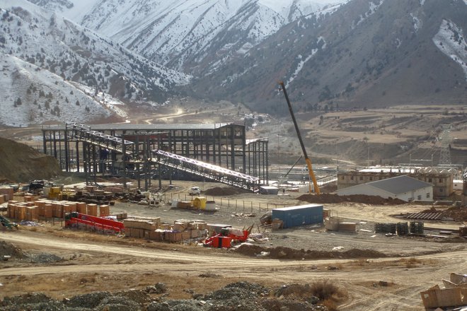 Objekti, ki so v lasti kitajsko-tadžikistanskega podjetja za rudarjenje antimona in zlata TALCO Gold, na nahajališču Konchoch v zahodnem Tadžikistanu. FOTO: Nazarali Pirnazarov/Reuters