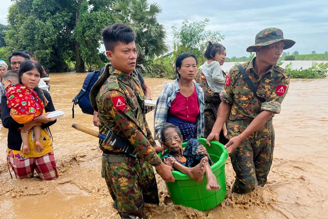 Število smrtnih žrtev tajfuna Jagi, ki je v severnem delu Vietnama povzročil poplave in sprožil zemeljske plazove, še naprej narašča. Po podatkih vietnamskih oblasti je umrlo najmanj 226 ljudi, najmanj 104 pa jih pogrešajo. Foto: Sai Aung Main/Afp