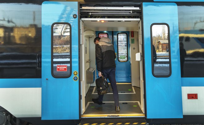 Z vlaki med Ljubljano in Kranjem in naprej do Naklega bodo potniki na cilj (nekoč) prišli hitreje kot danes, obljubljajo na DRSI. FOTO: Jože Suhadolnik/Delo