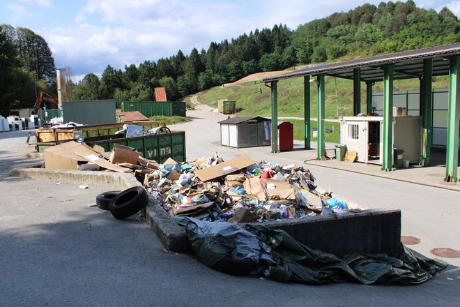 Skladiščenje odpadkov na Ostrem vrhu ni urejeno v skladu s predpisi. FOTO: Bojan Rajšek/Delo