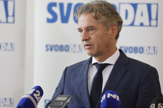 Predsednik stranke Svoboda Robert Golob ta teden, ko se je razpravljalo o zdravstvu. Volk je sit. Je koza cela? FOTO: Leon Vidic/Delo