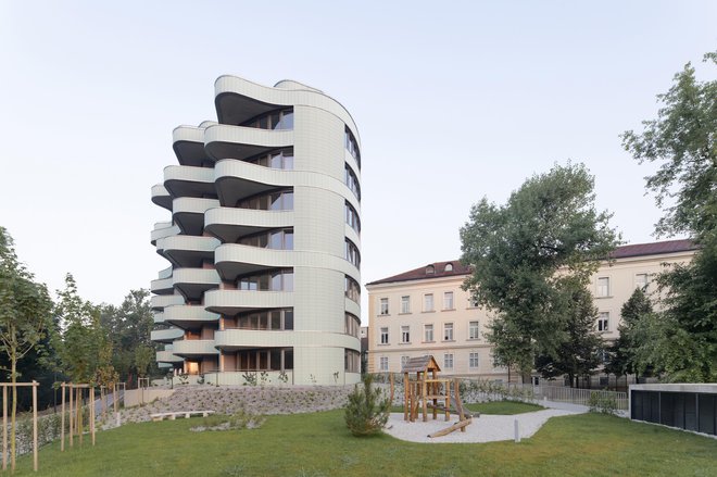 Na jugu se kaže Golovec, na zahodu Ljubljanski grad, na severu so Alpe in na vzhodu park med Mesarsko cesto in srednjo ekonomsko šolo. FOTO: Ana Skobe