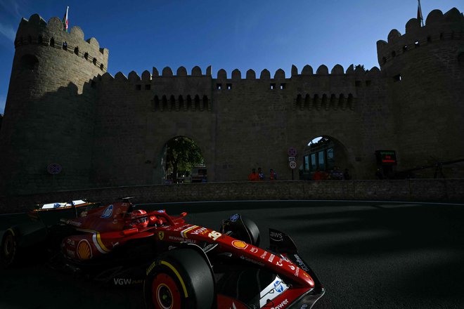 Ferrarijev dirkač Charlec Leclerc je na današnjih prostih treningih v Bakuju poskrbel za najboljši dosežek dneva. FOTO: Natalia Kolesnikova/AFP