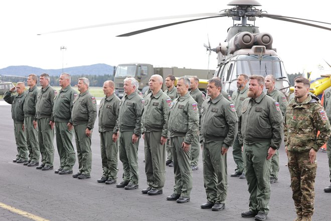 Spominske kovance članom ekip za podporo gašenju iz zraka, ki so letos z letali in helikopterji sodelovali v intervencijah v Sloveniji in Severni Makedoniji, je v funkciji ministra za obrambo podelil predsednik vlade Robert Golob. FOTO: Bruno Toič