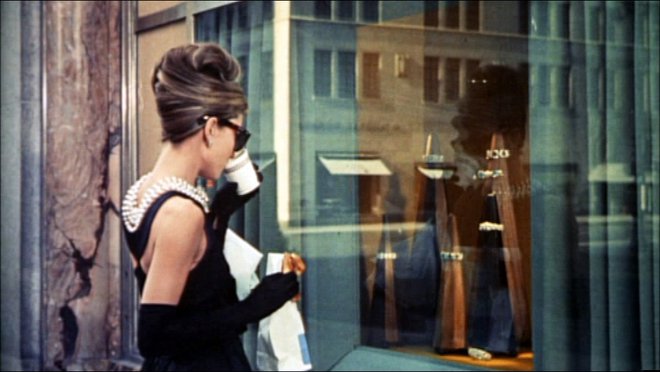 Audrey Hepburn v Givenchyjevi obleki v filmu Breakfast pri Tiffanyju. Foto Wikipedija