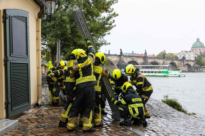 Gasilci gradijo nasipe blizu Prage. FOTO: Tomas Fiala/AFP