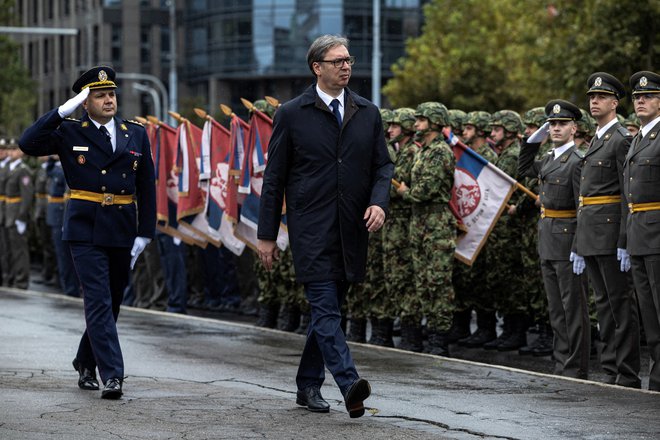 Aleksander Vučić med parado ob zaključni slovesnosti vojaških kadetov. FOTO: Marko Djurica/Reuters